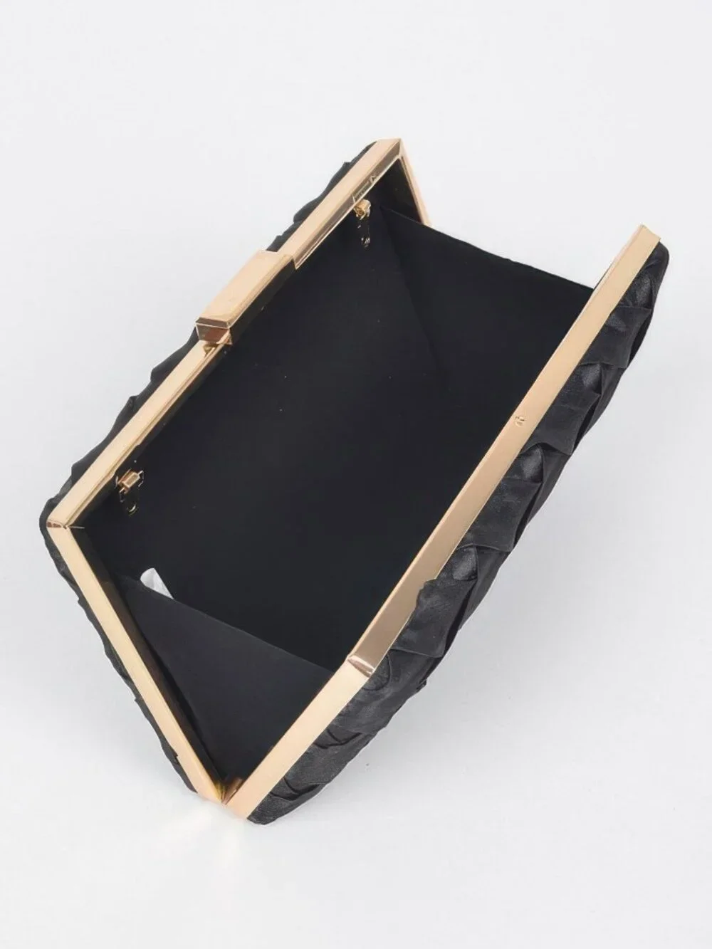 Cross Hatched Chain Clutch